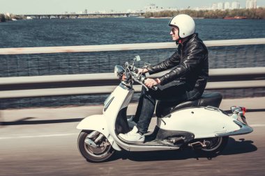 adam scooter üzerinde