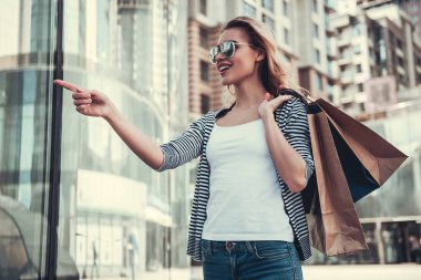 alışveriş yaparken kız