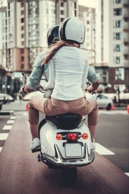 scooter üzerinde çift