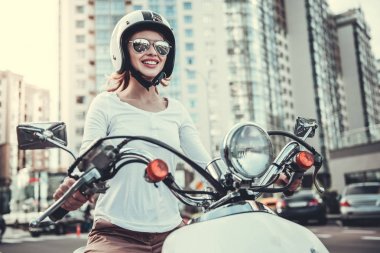 scooter üzerinde kız