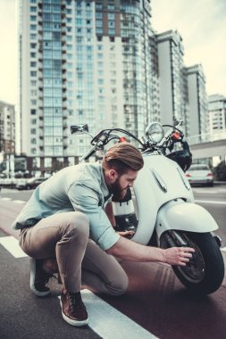 Scooter sorunlu adam