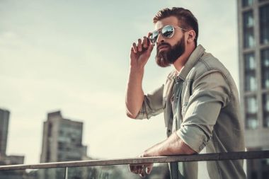 Adam açık havada dinlenme