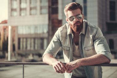 Adam açık havada dinlenme