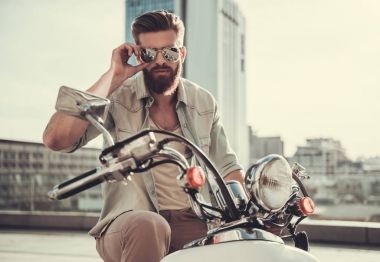 adam scooter üzerinde