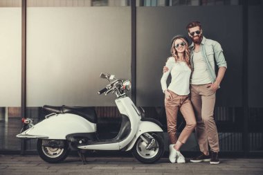 bir scooter ile Çift