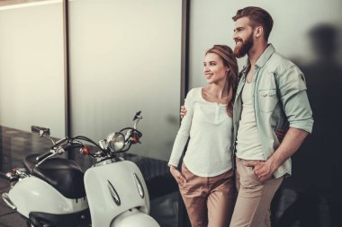 bir scooter ile Çift