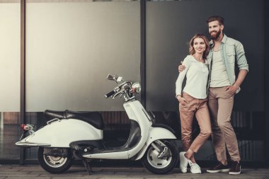 bir scooter ile Çift