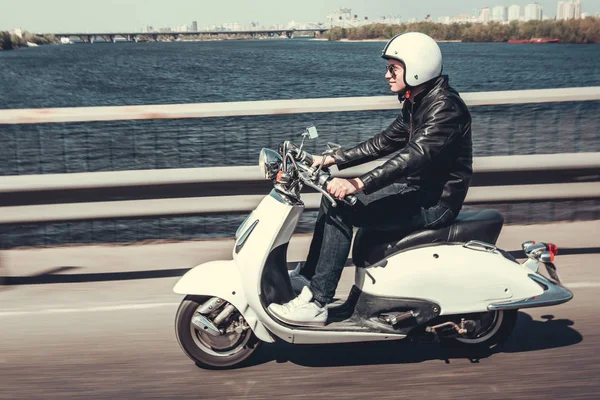 adam scooter üzerinde