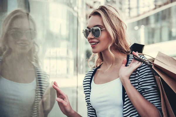 Girl doing shopping — Stock Photo, Image