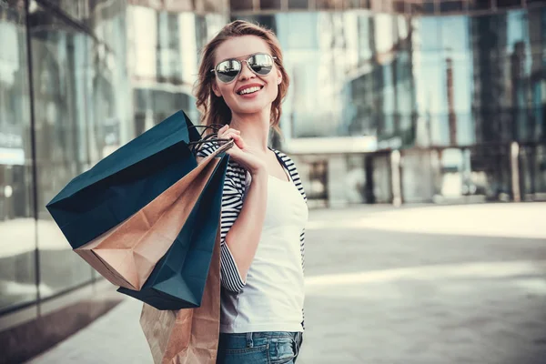 Chica haciendo compras — Foto de Stock