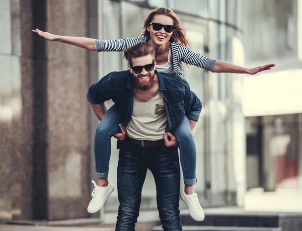 Par promenader i staden — Stockfoto