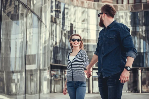 Pareja caminando en la ciudad — Foto de Stock