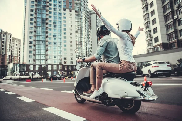 Paar auf Motorroller — Stockfoto