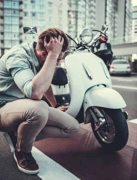 Guy een probleem met scooter — Stockfoto