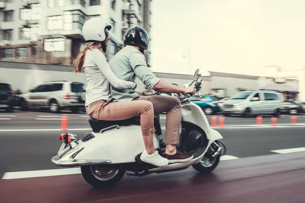 scooter üzerinde çift