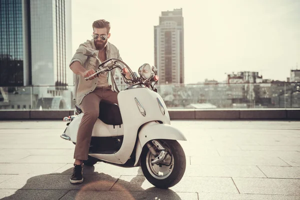 adam scooter üzerinde