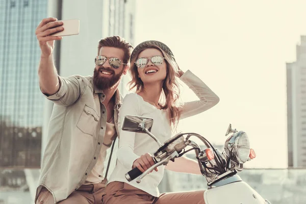 Casal em scooter — Fotografia de Stock