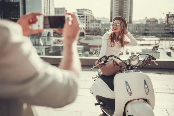 Casal em scooter — Fotografia de Stock