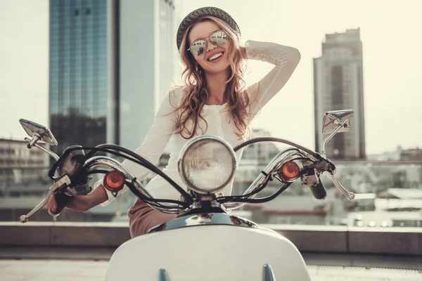 Chica en scooter — Foto de Stock