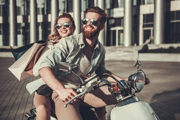 Pareja en scooter — Foto de Stock