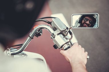 adam scooter üzerinde