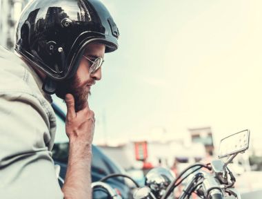 adam scooter üzerinde