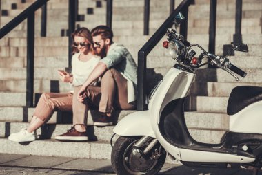 bir scooter ile Çift