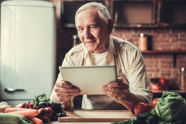 Mutfakta yaşlı adam