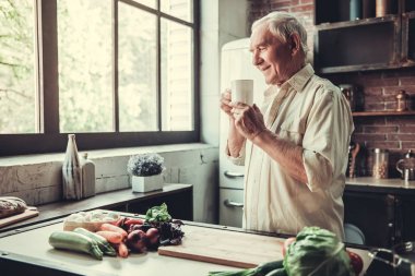 Mutfakta yaşlı adam