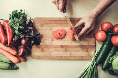 Mutfakta yaşlı adam