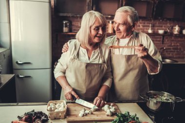 Mutfakta yaşlı çift