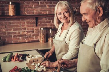 Mutfakta yaşlı çift