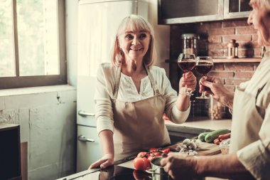 Mutfakta yaşlı çift