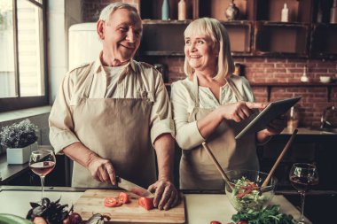 Mutfakta yaşlı çift