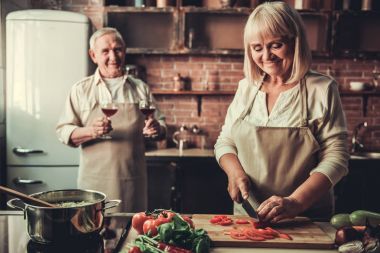 Mutfakta yaşlı çift