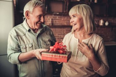 Mutlu yaşlı çift.