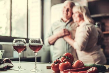 Mutlu yaşlı çift.