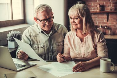 Mutfaktaki yaşlı çift.