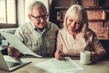 Mutfaktaki yaşlı çift.