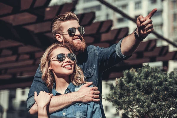 Paar zu Fuß in der Stadt — Stockfoto