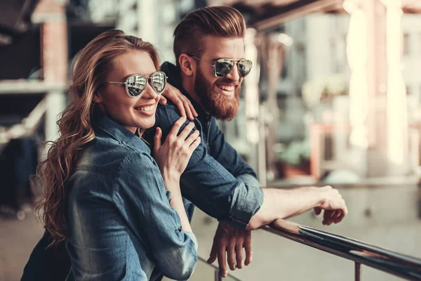 Şehirde yürüyen bir çift