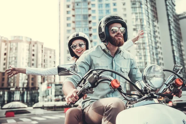 Paar auf Motorroller — Stockfoto