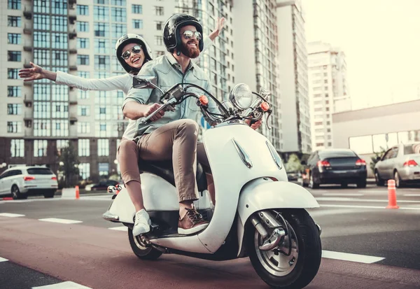 Paar auf Motorroller — Stockfoto
