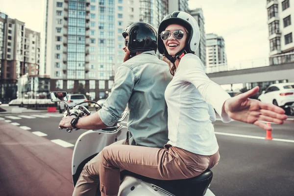 Casal em scooter — Fotografia de Stock
