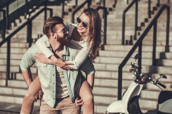 Couple avec un scooter — Photo