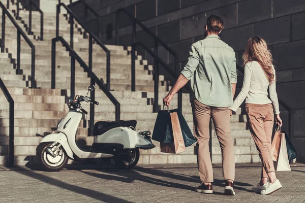 Pareja en scooter —  Fotos de Stock