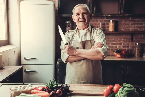 Idős férfi konyhájában — Stock Fotó