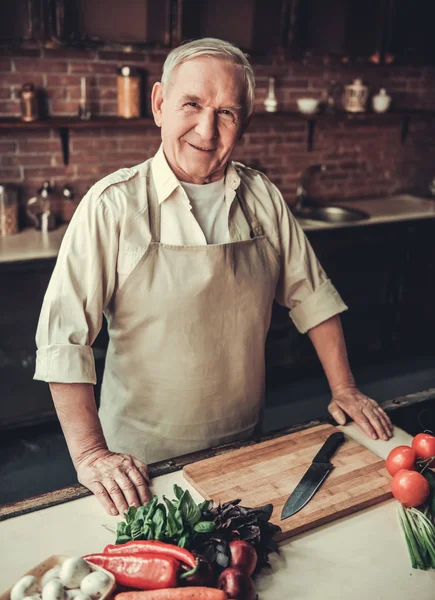 Idős férfi konyhájában — Stock Fotó