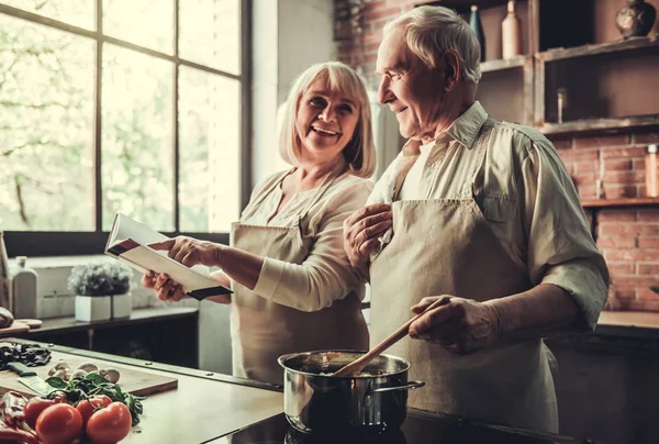 Pareja mayor en cocina — Foto de Stock