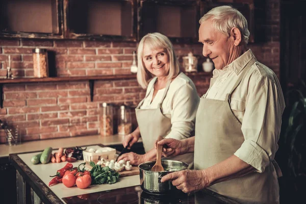 Pareja mayor en cocina —  Fotos de Stock